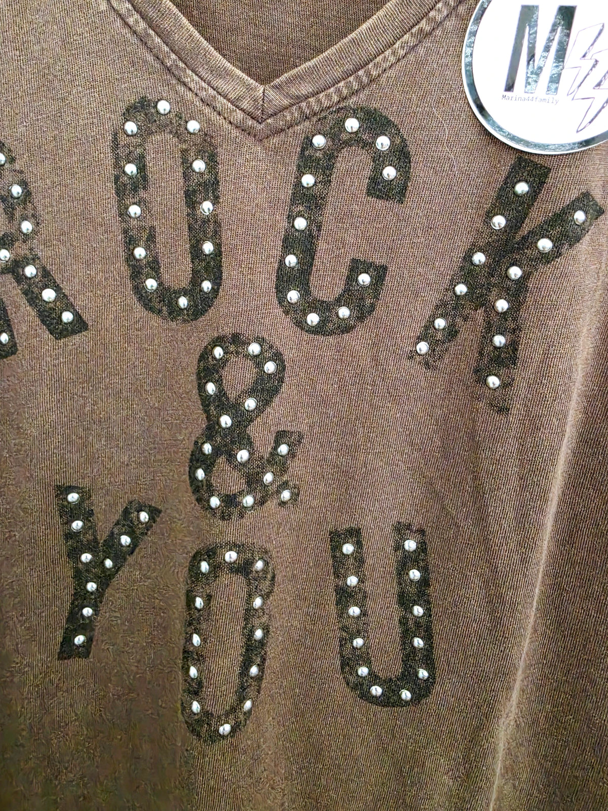 T-shirt kaki à inscriptions "rock" avec perles bijoux
