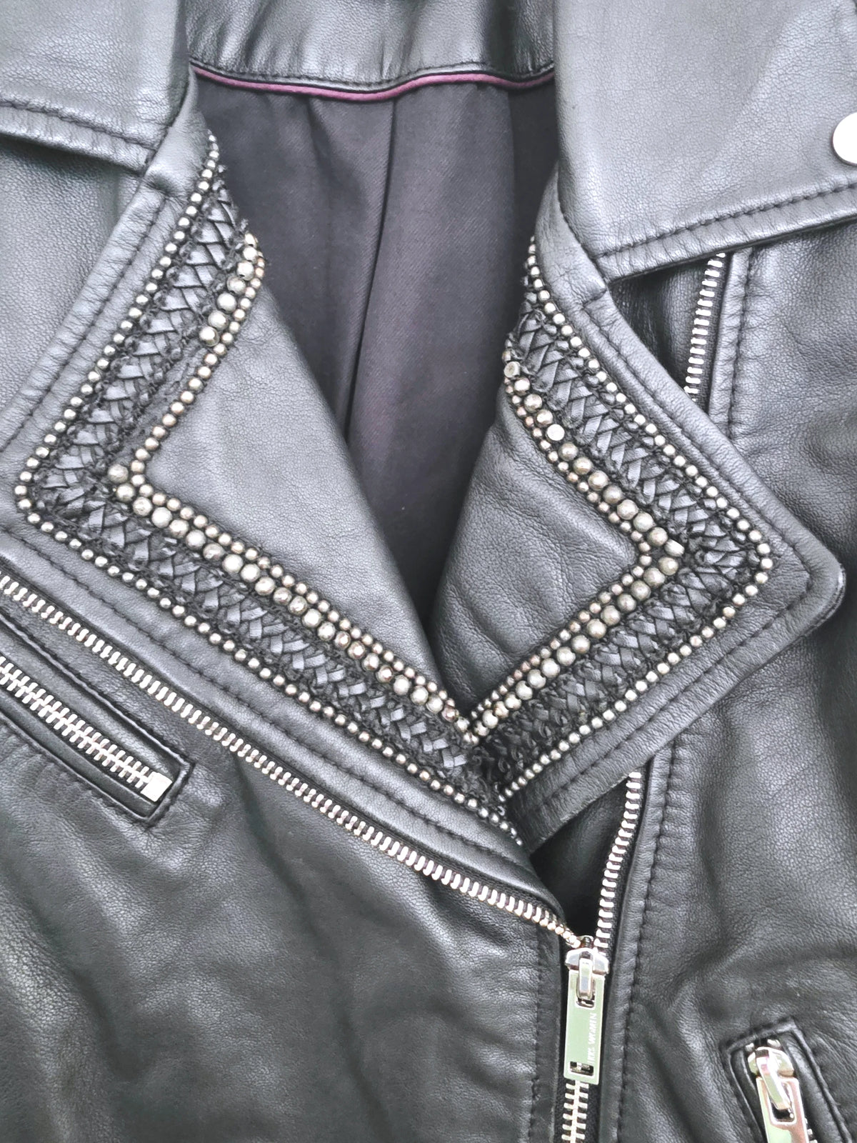 Perfecto noir 100% cuir muni de perles bijoux