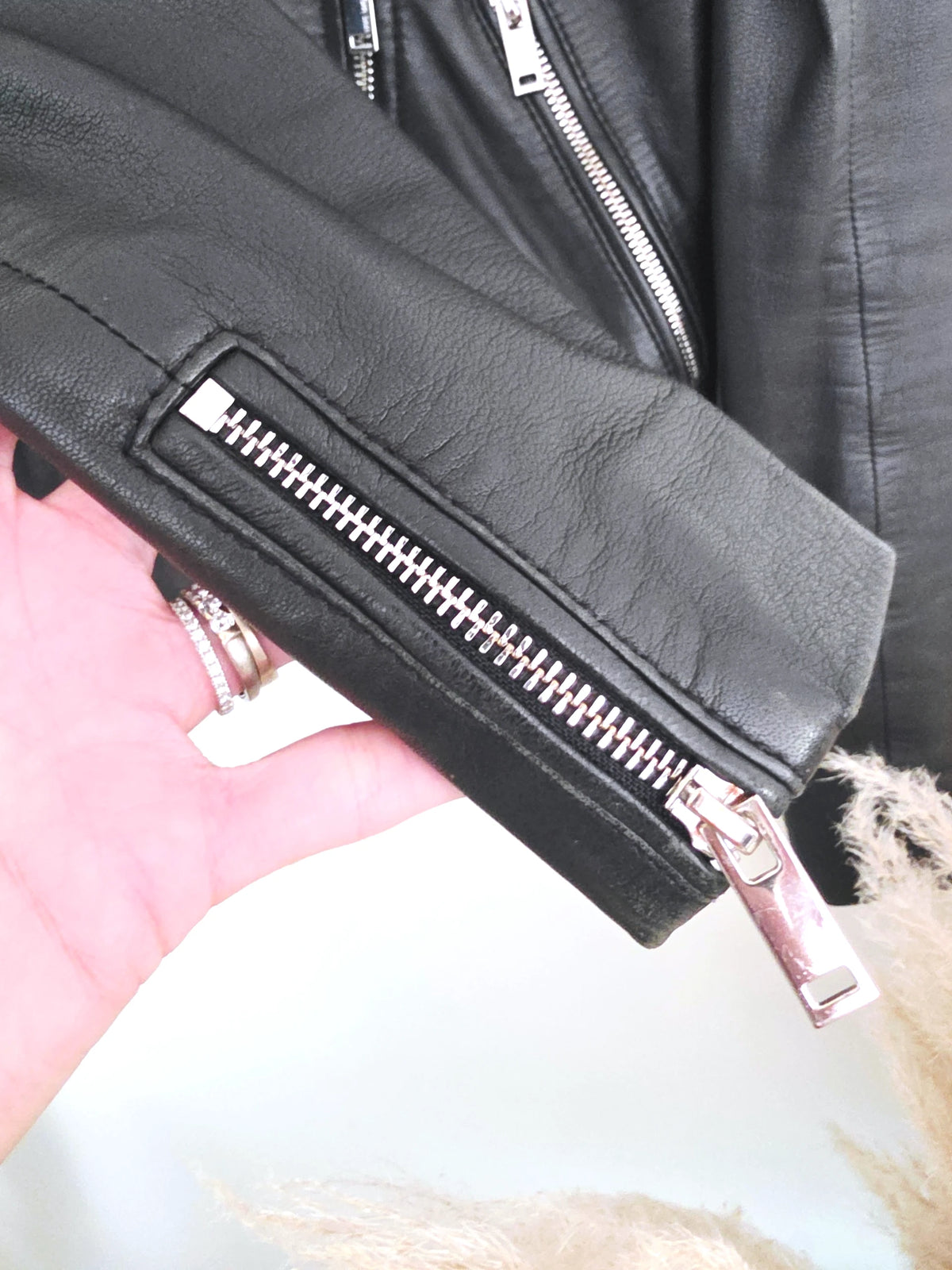 Perfecto noir 100% cuir muni de perles bijoux