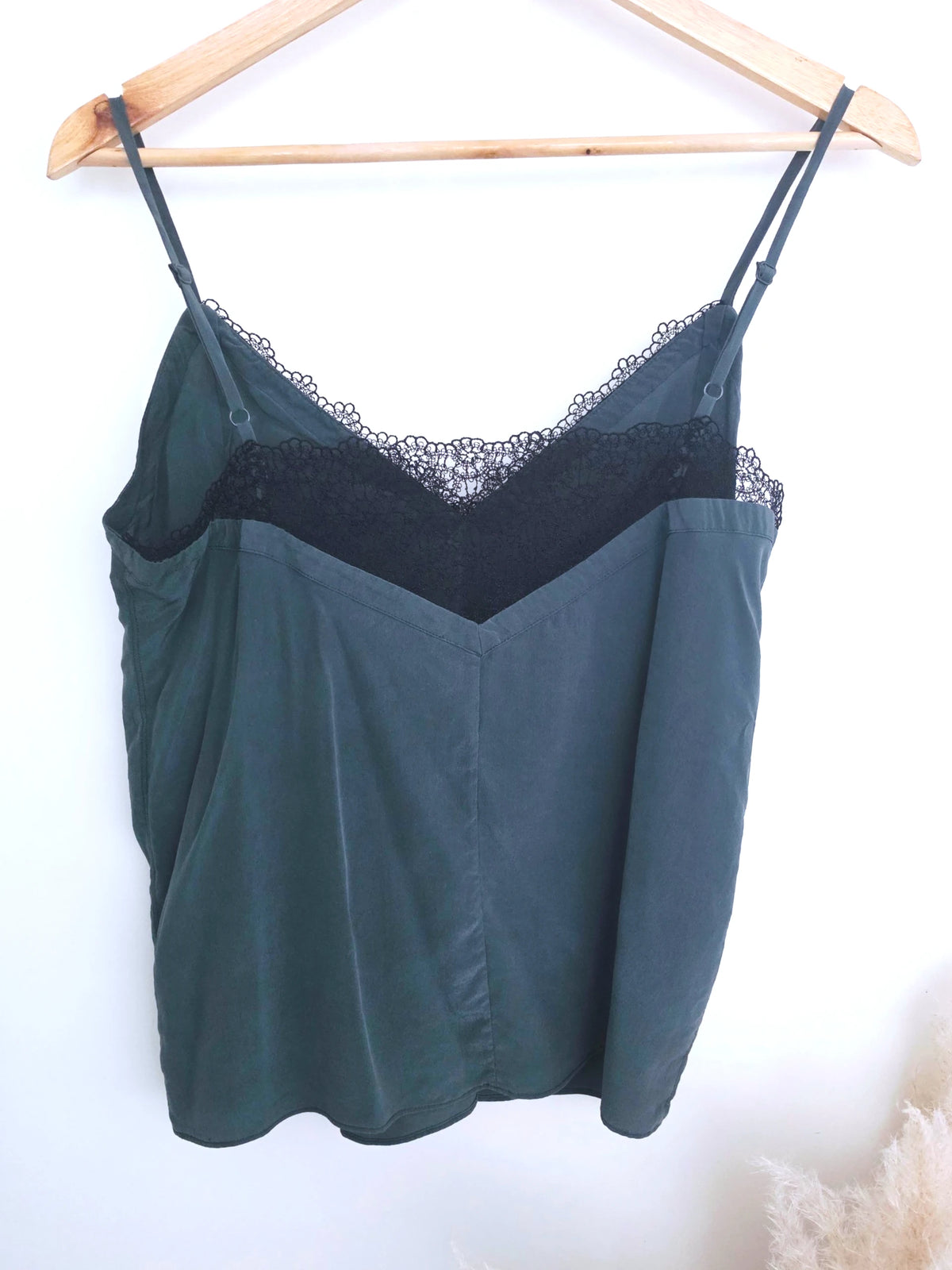 Débardeur vert à bordure en dentelle noire