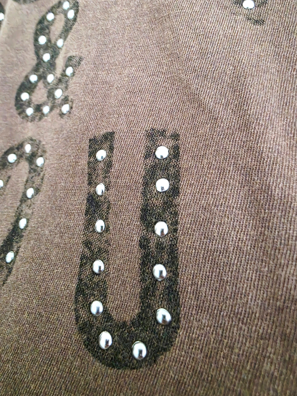 T-shirt kaki à inscriptions "rock" avec perles bijoux