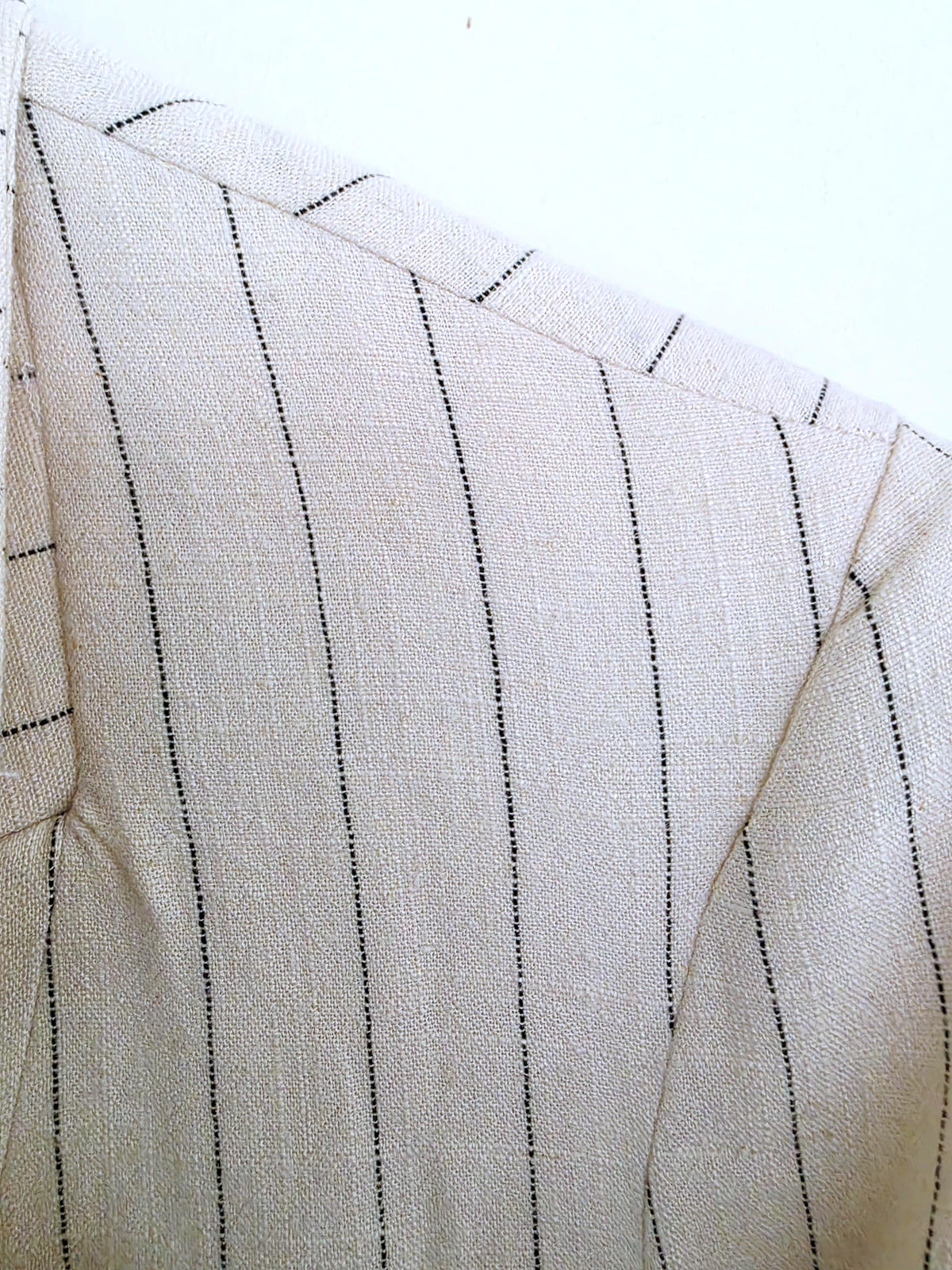 Veste blanc cassé à fines rayures