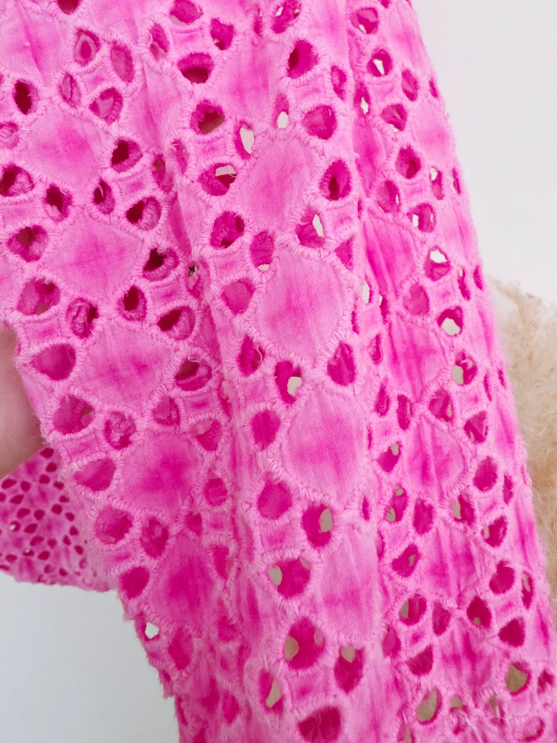 Veste rose ajourée