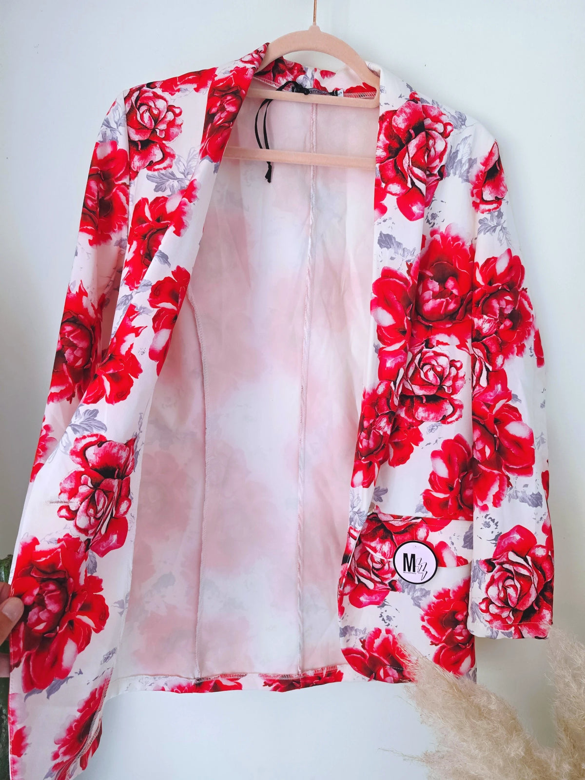 Veste blanche à imprimé flower rouge - 𝐌𝐚𝐫𝐢𝐧𝐚𝟒𝟒𝐟𝐚𝐦𝐢𝐥𝐲