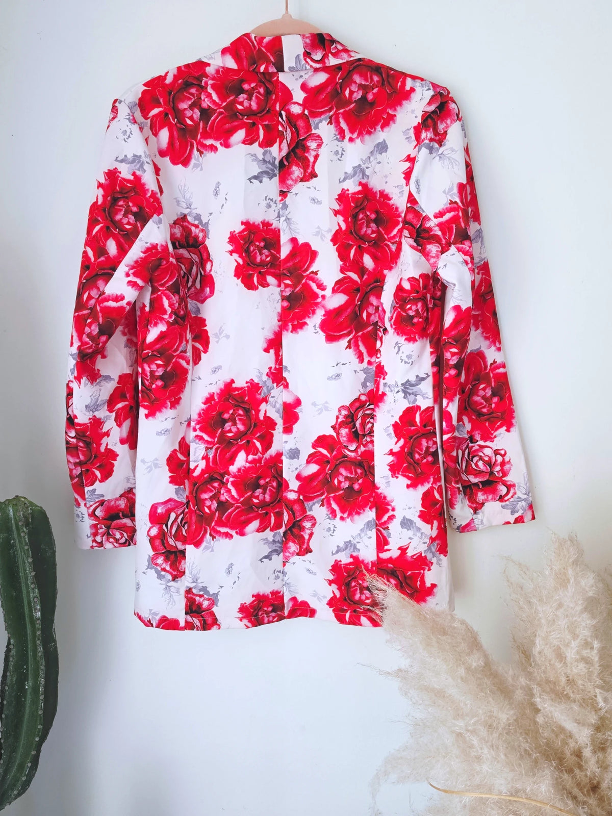 Veste blanche à imprimé flower rouge - 𝐌𝐚𝐫𝐢𝐧𝐚𝟒𝟒𝐟𝐚𝐦𝐢𝐥𝐲