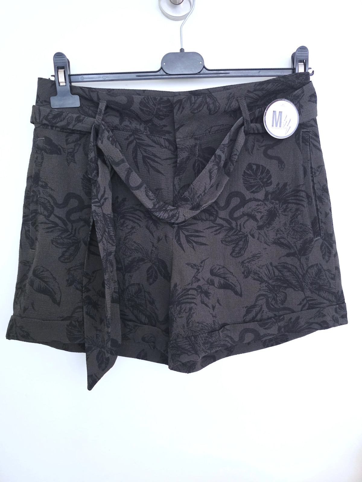 Short kaki à imprimé noir - 𝐌𝐚𝐫𝐢𝐧𝐚𝟒𝟒𝐟𝐚𝐦𝐢𝐥𝐲