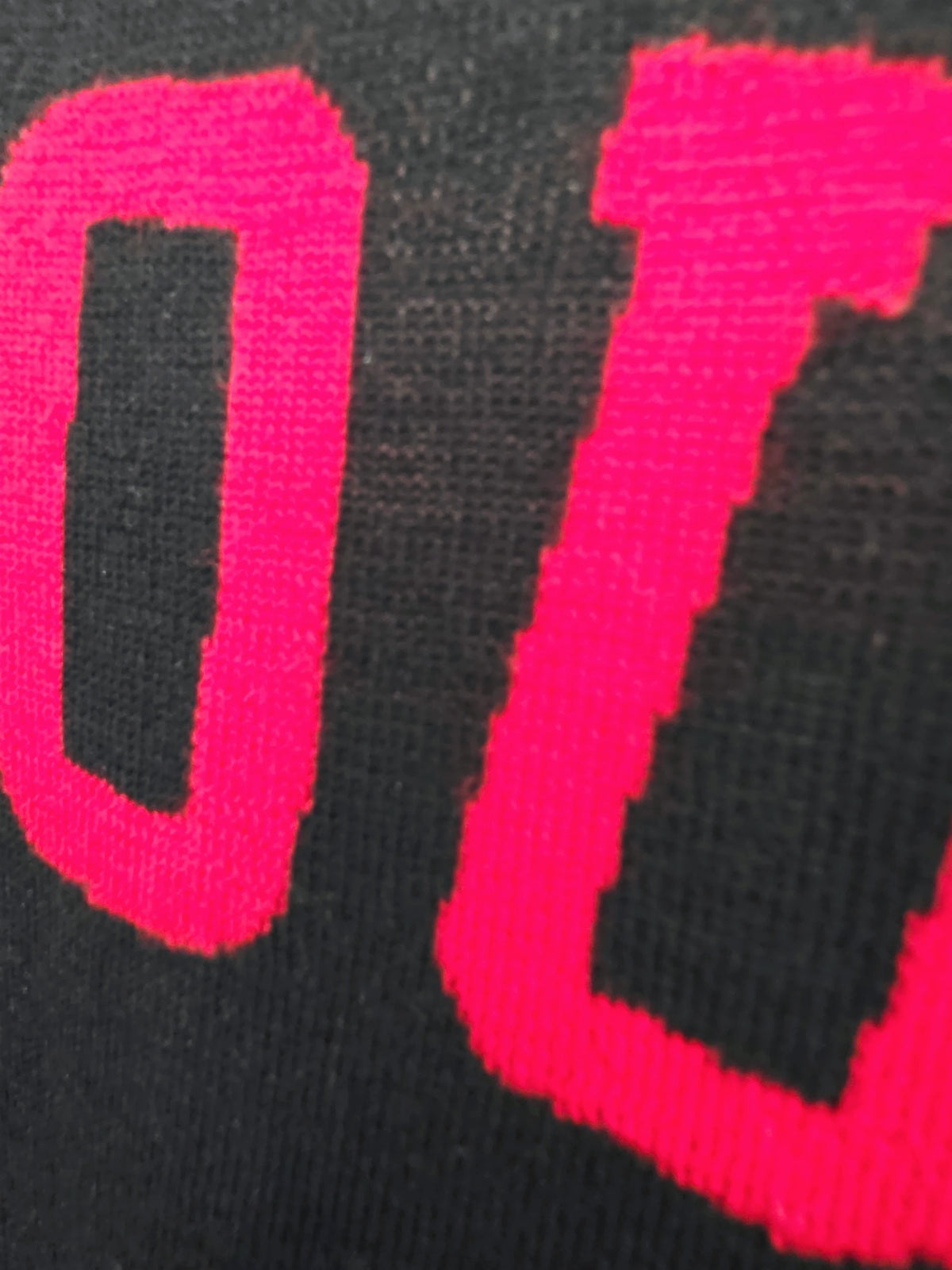 Pull noir inscription dos amour en rouge - 𝐌𝐚𝐫𝐢𝐧𝐚𝟒𝟒𝐟𝐚𝐦𝐢𝐥𝐲