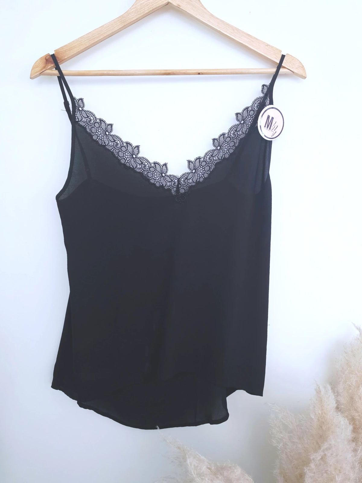 Débardeur noir à encolure dentelle - 𝐌𝐚𝐫𝐢𝐧𝐚𝟒𝟒𝐟𝐚𝐦𝐢𝐥𝐲