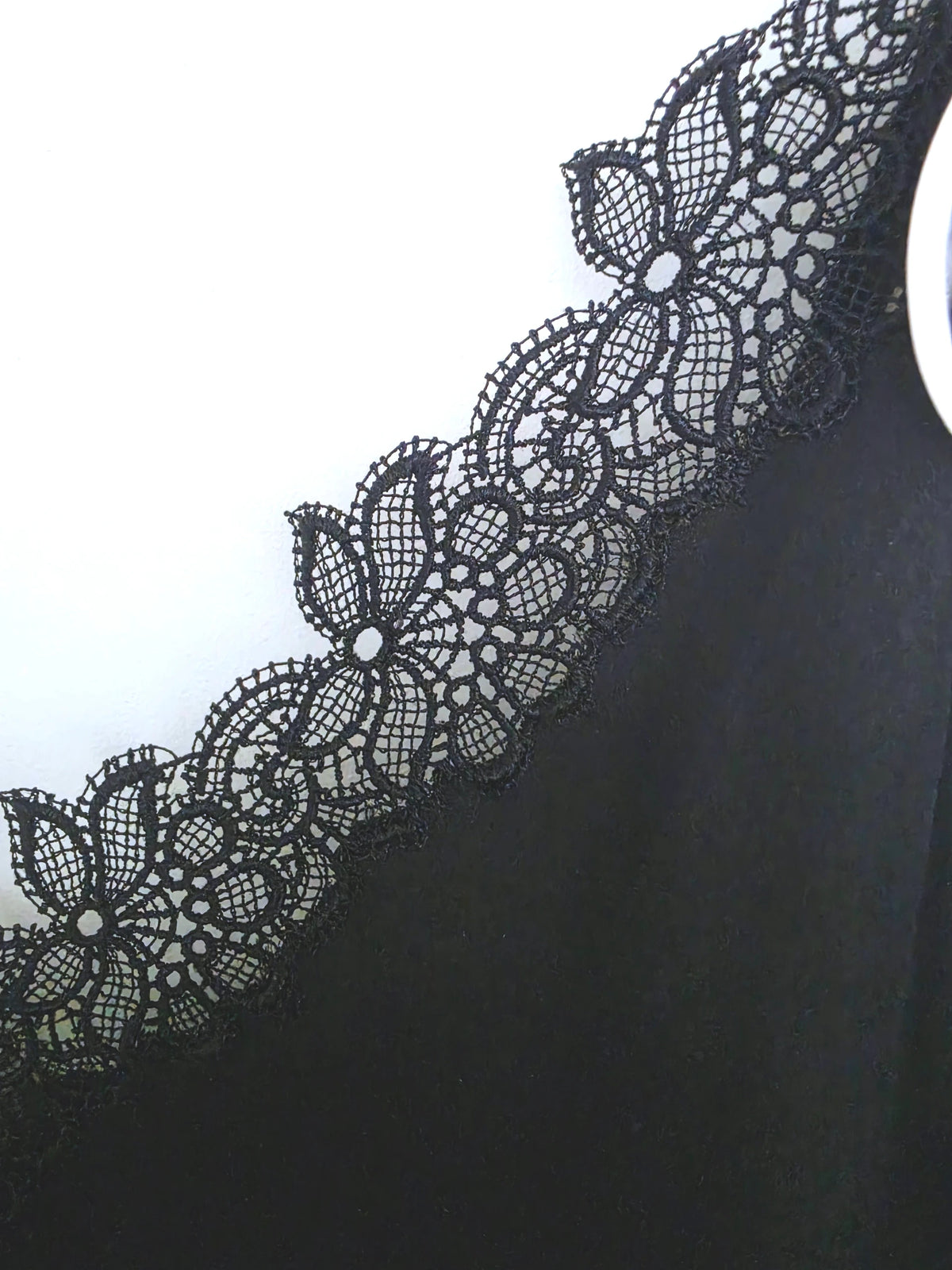 Débardeur noir à encolure dentelle - 𝐌𝐚𝐫𝐢𝐧𝐚𝟒𝟒𝐟𝐚𝐦𝐢𝐥𝐲