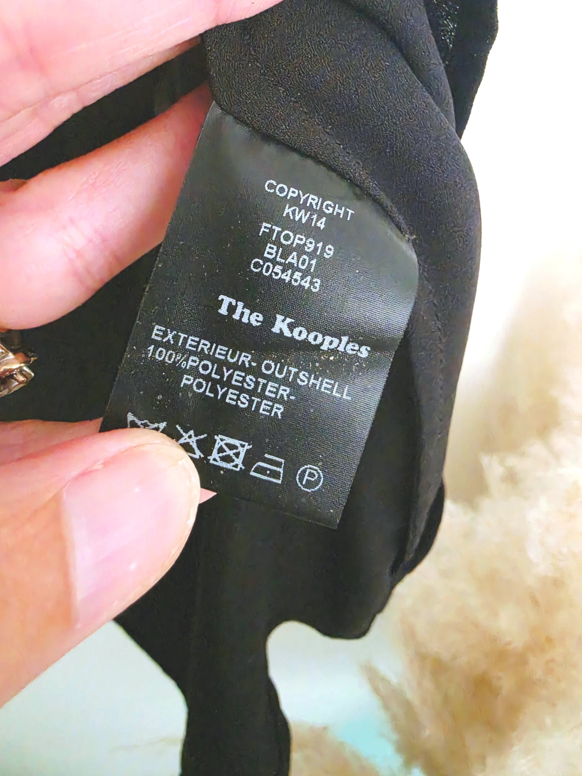 Débardeur noir à encolure dentelle - 𝐌𝐚𝐫𝐢𝐧𝐚𝟒𝟒𝐟𝐚𝐦𝐢𝐥𝐲