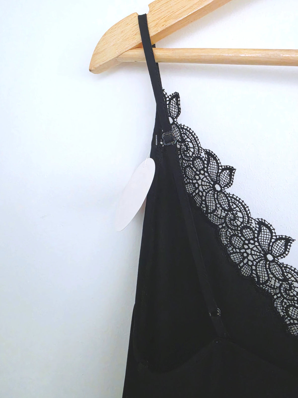 Débardeur noir à encolure dentelle - 𝐌𝐚𝐫𝐢𝐧𝐚𝟒𝟒𝐟𝐚𝐦𝐢𝐥𝐲