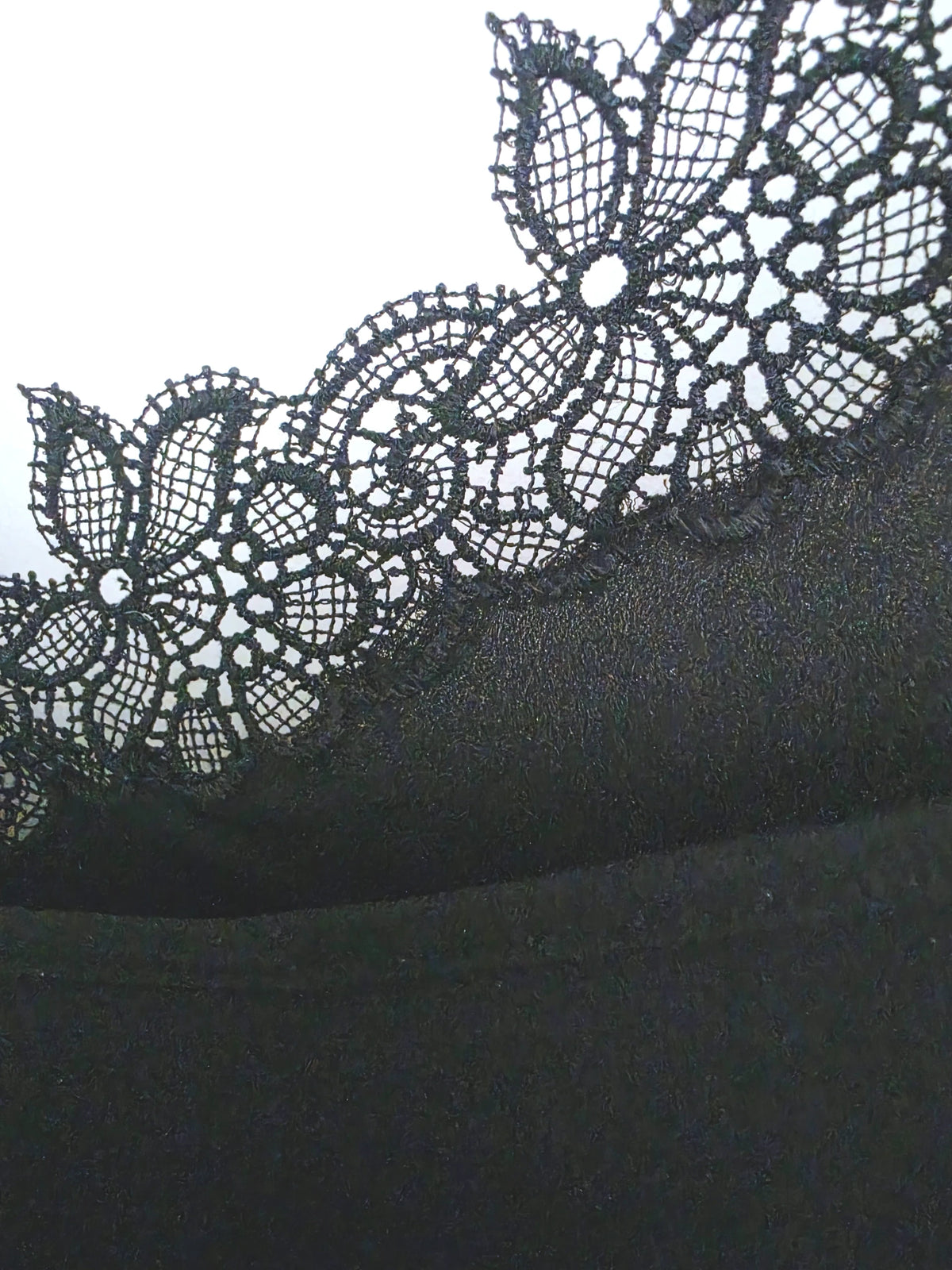 Débardeur noir à encolure dentelle - 𝐌𝐚𝐫𝐢𝐧𝐚𝟒𝟒𝐟𝐚𝐦𝐢𝐥𝐲