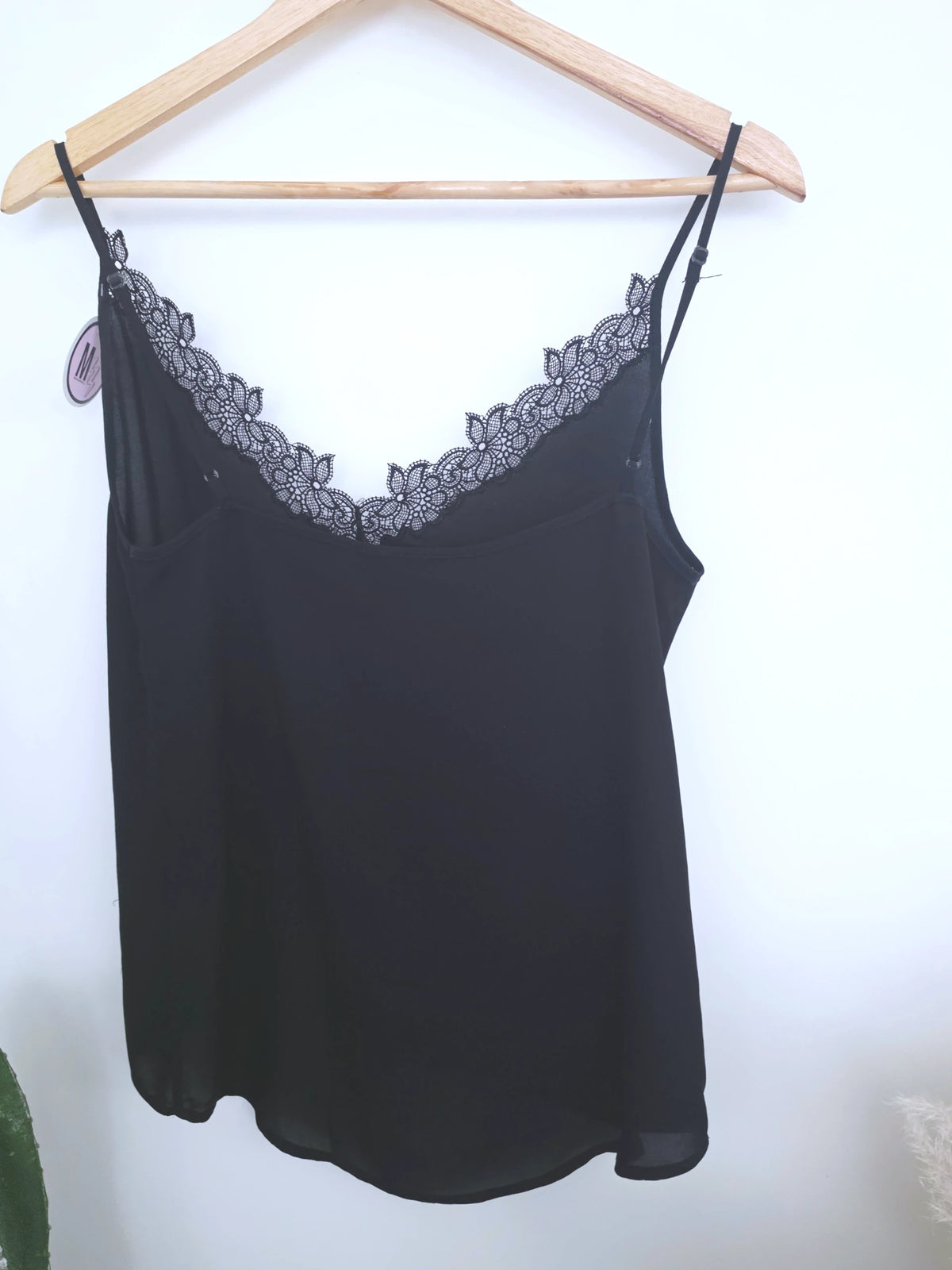 Débardeur noir à encolure dentelle - 𝐌𝐚𝐫𝐢𝐧𝐚𝟒𝟒𝐟𝐚𝐦𝐢𝐥𝐲