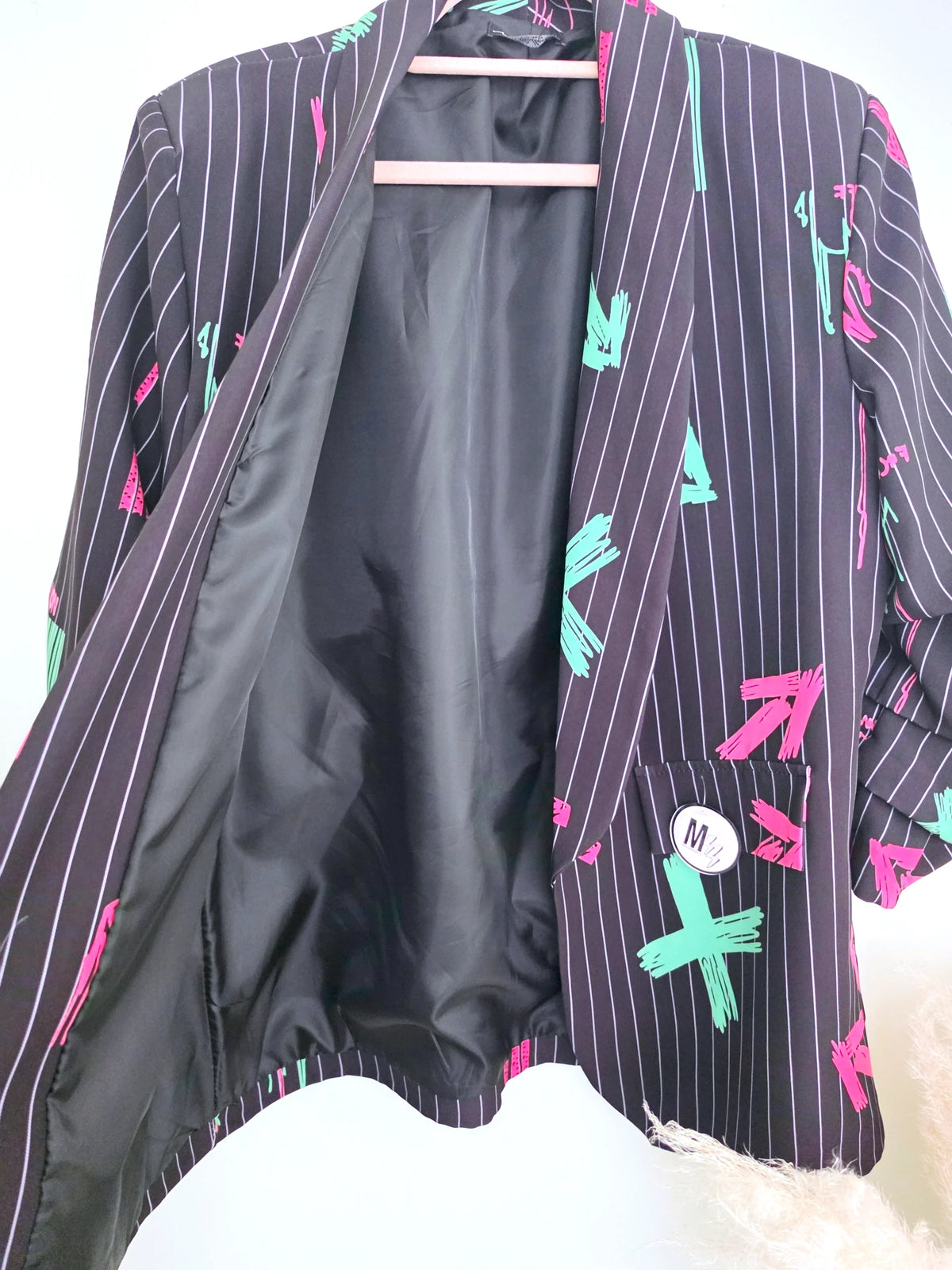 Blazer noir à tags fluo