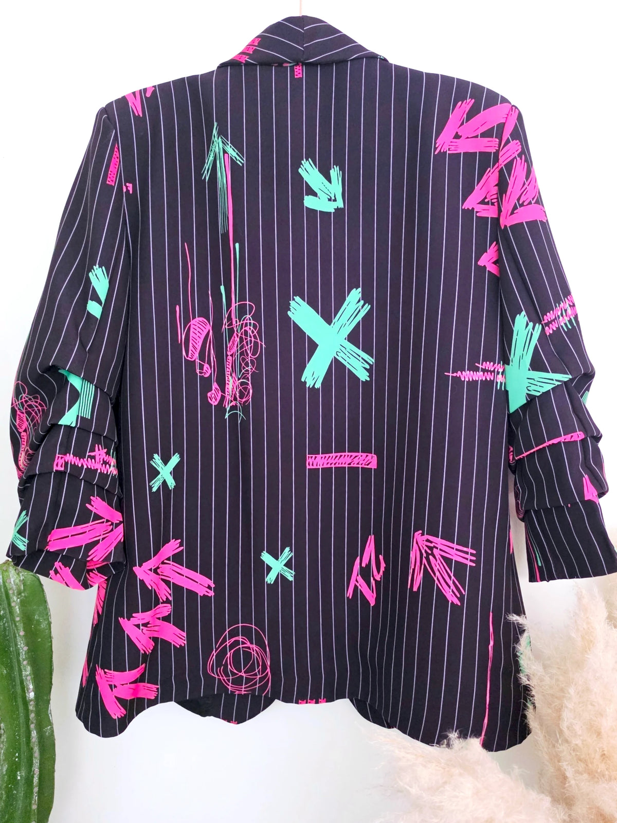 Blazer noir à tags fluo
