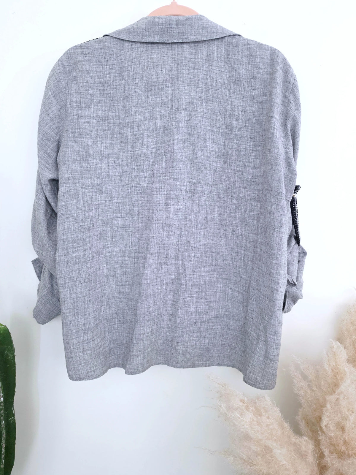 Chemise grise à bandes latérales