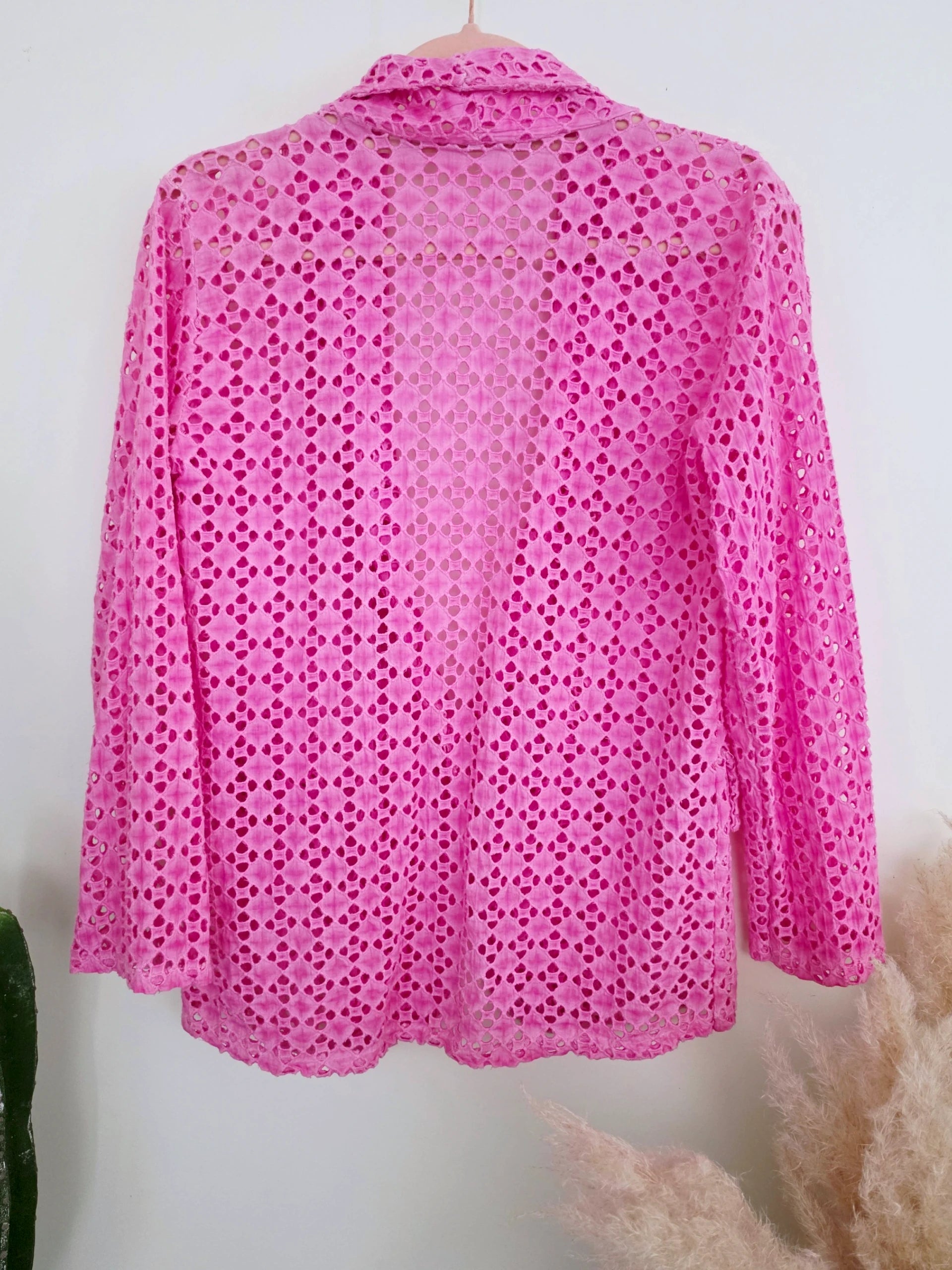 Veste rose ajourée