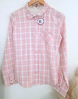 Chemise à carreaux rose avec dos en dentelle