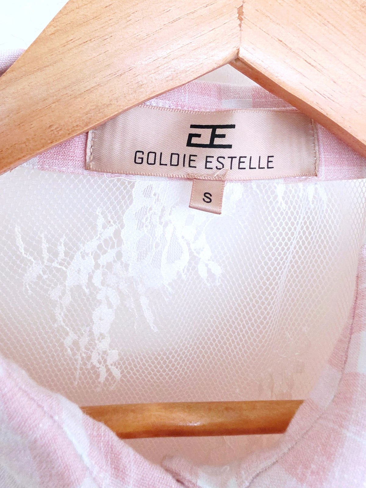 Chemise à carreaux rose avec dos en dentelle