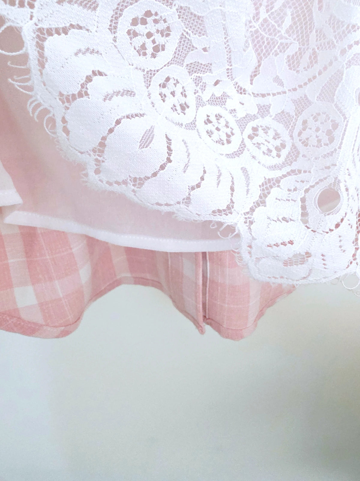 Chemise à carreaux rose avec dos en dentelle
