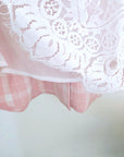 Chemise à carreaux rose avec dos en dentelle