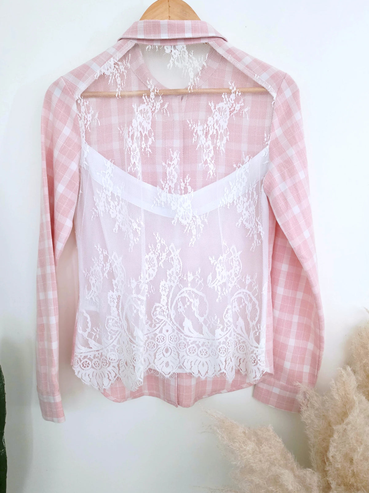 Chemise à carreaux rose avec dos en dentelle