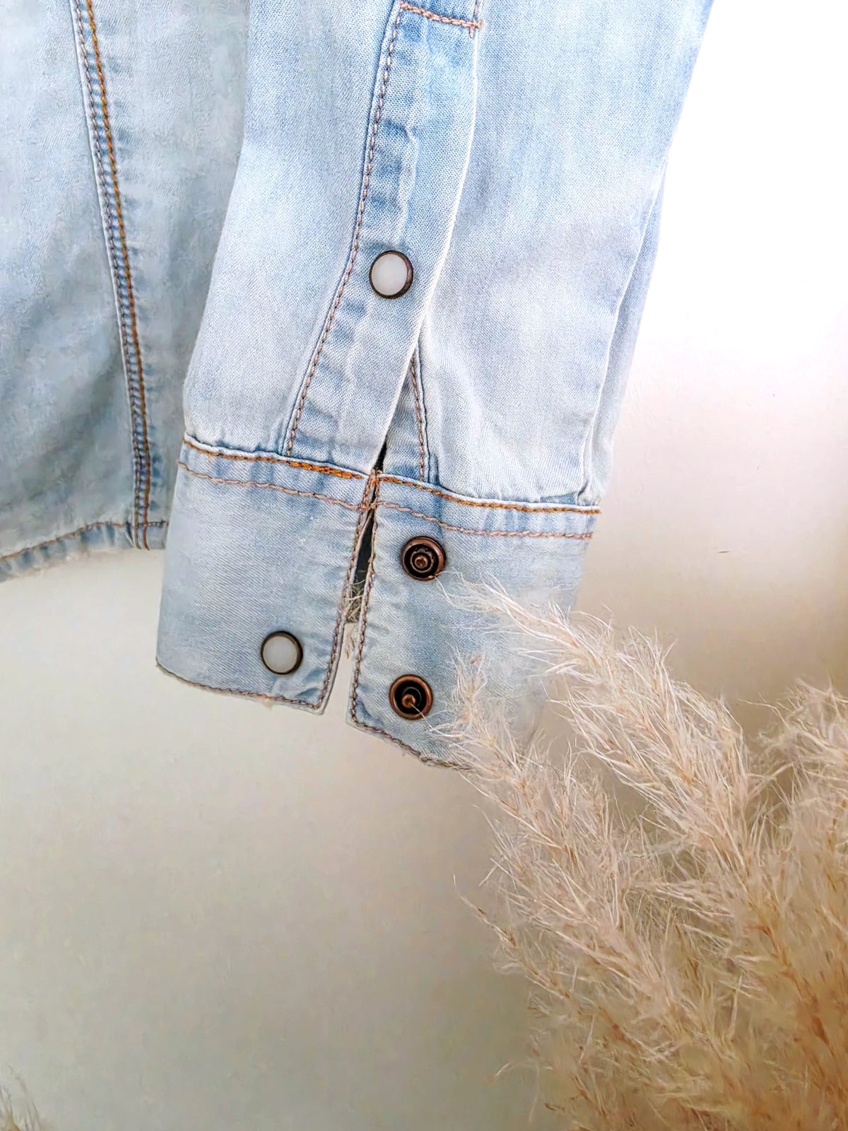 Chemise en jean customisée