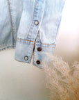 Chemise en jean customisée