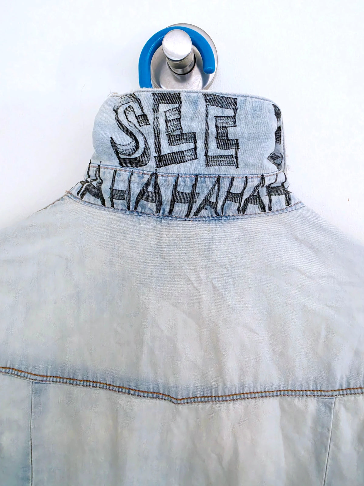 Chemise en jean customisée