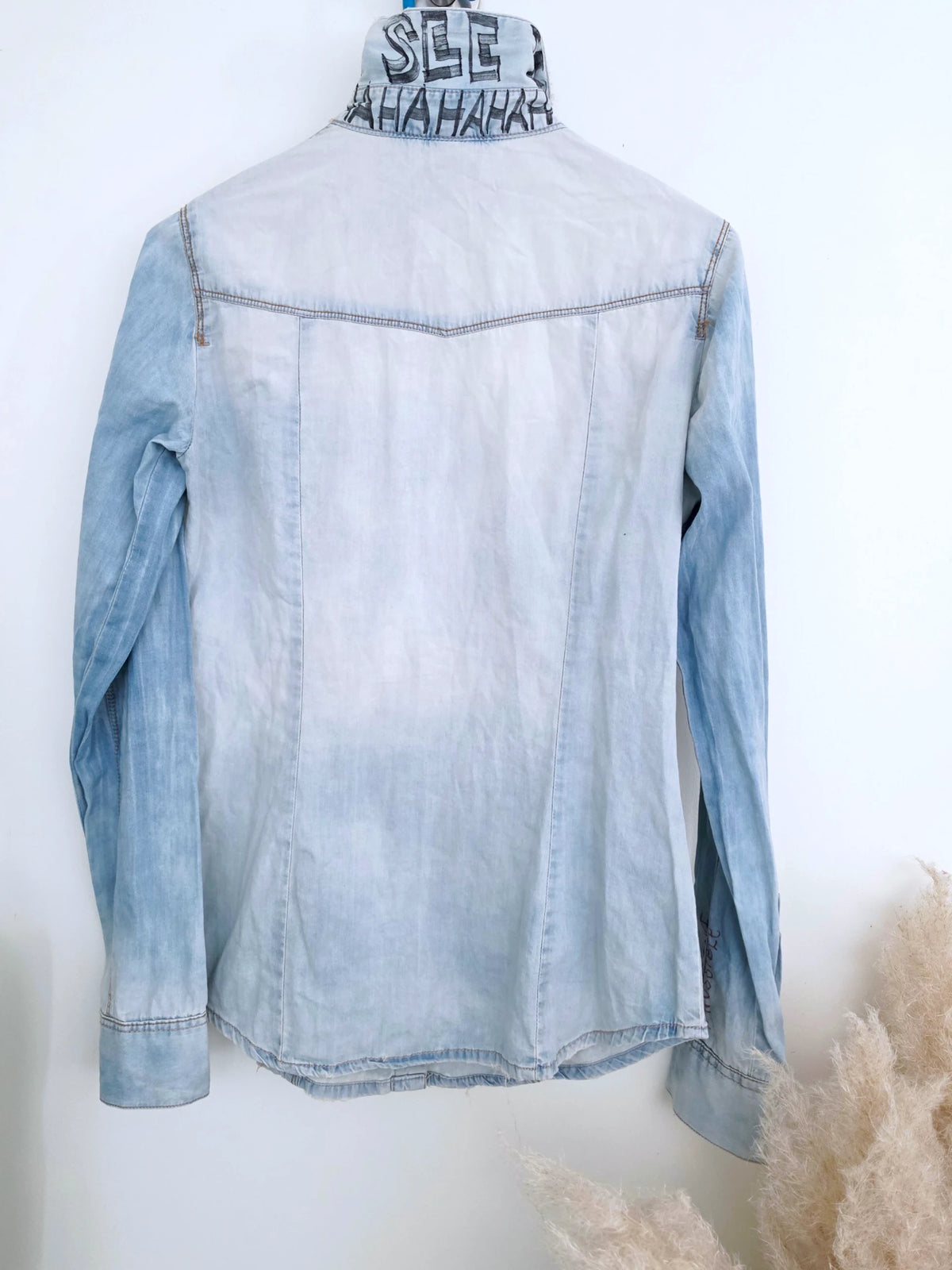 Chemise en jean customisée