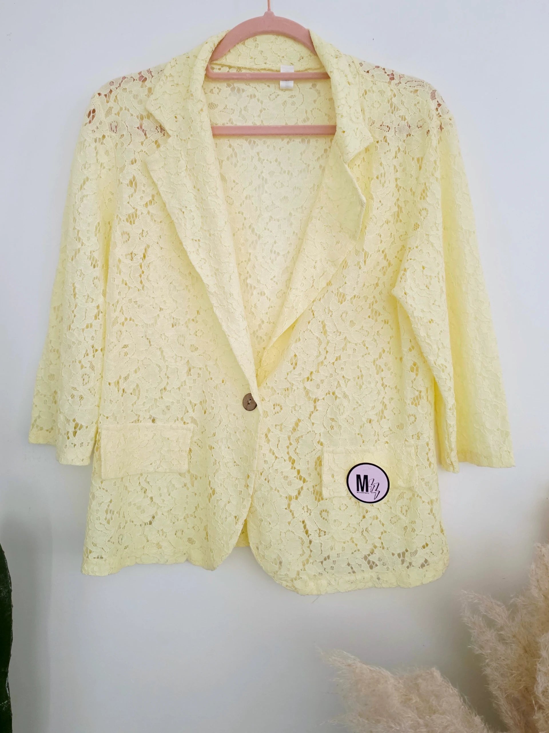 Veste jaune en dentelle