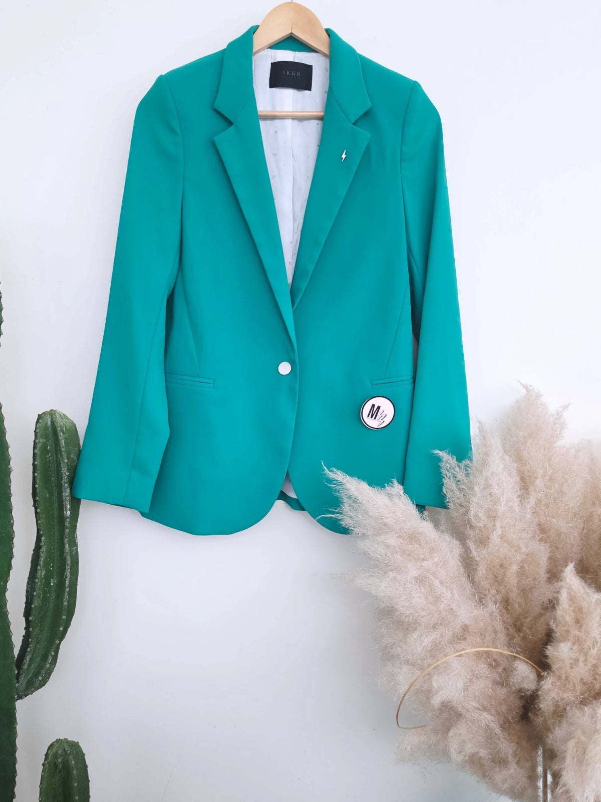Veste cintrée verte avec pins éclair