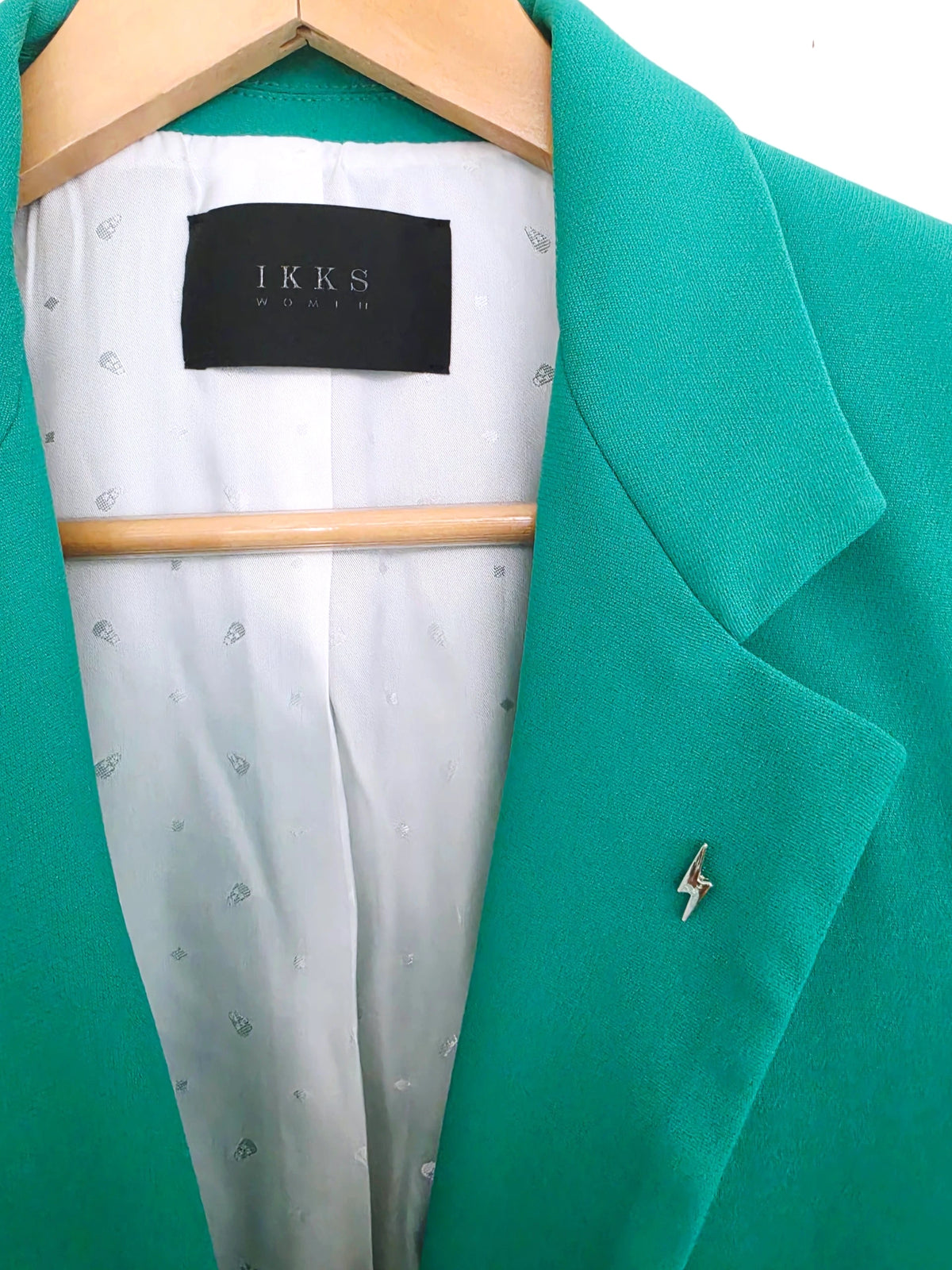 Veste cintrée verte avec pins éclair