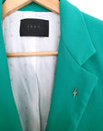 Veste cintrée verte avec pins éclair