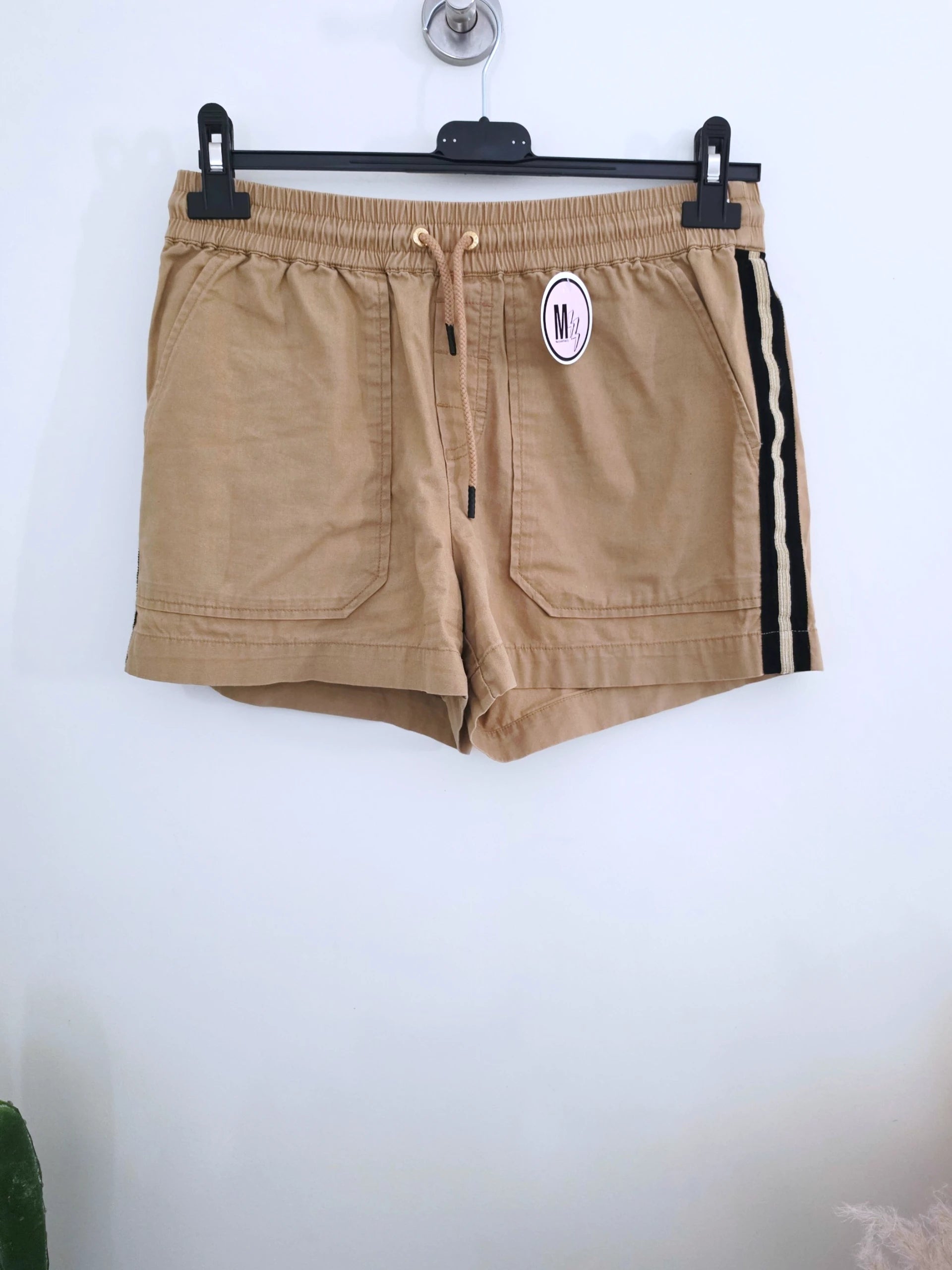 Short beige à bandes latérales