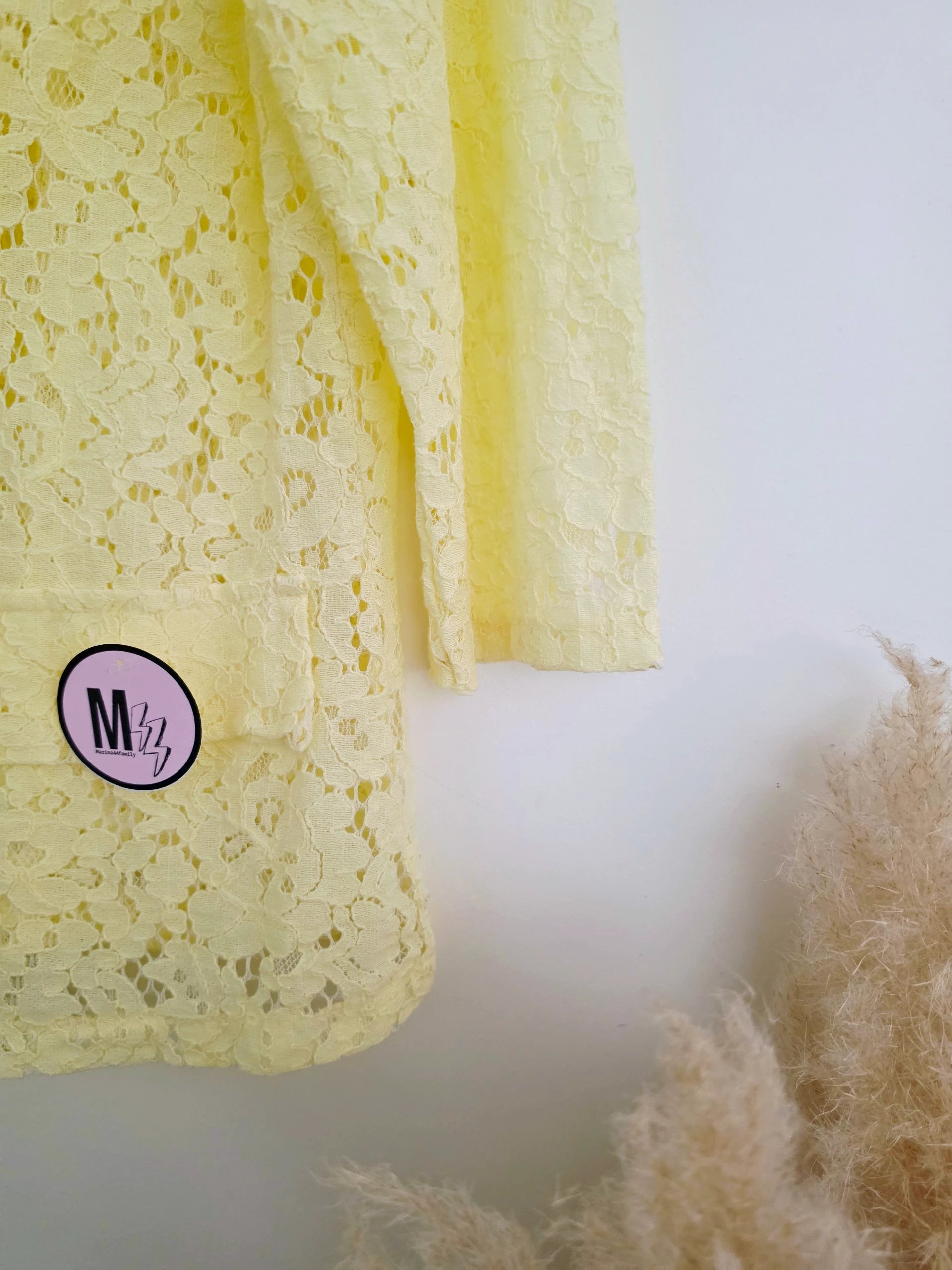 Veste jaune en dentelle