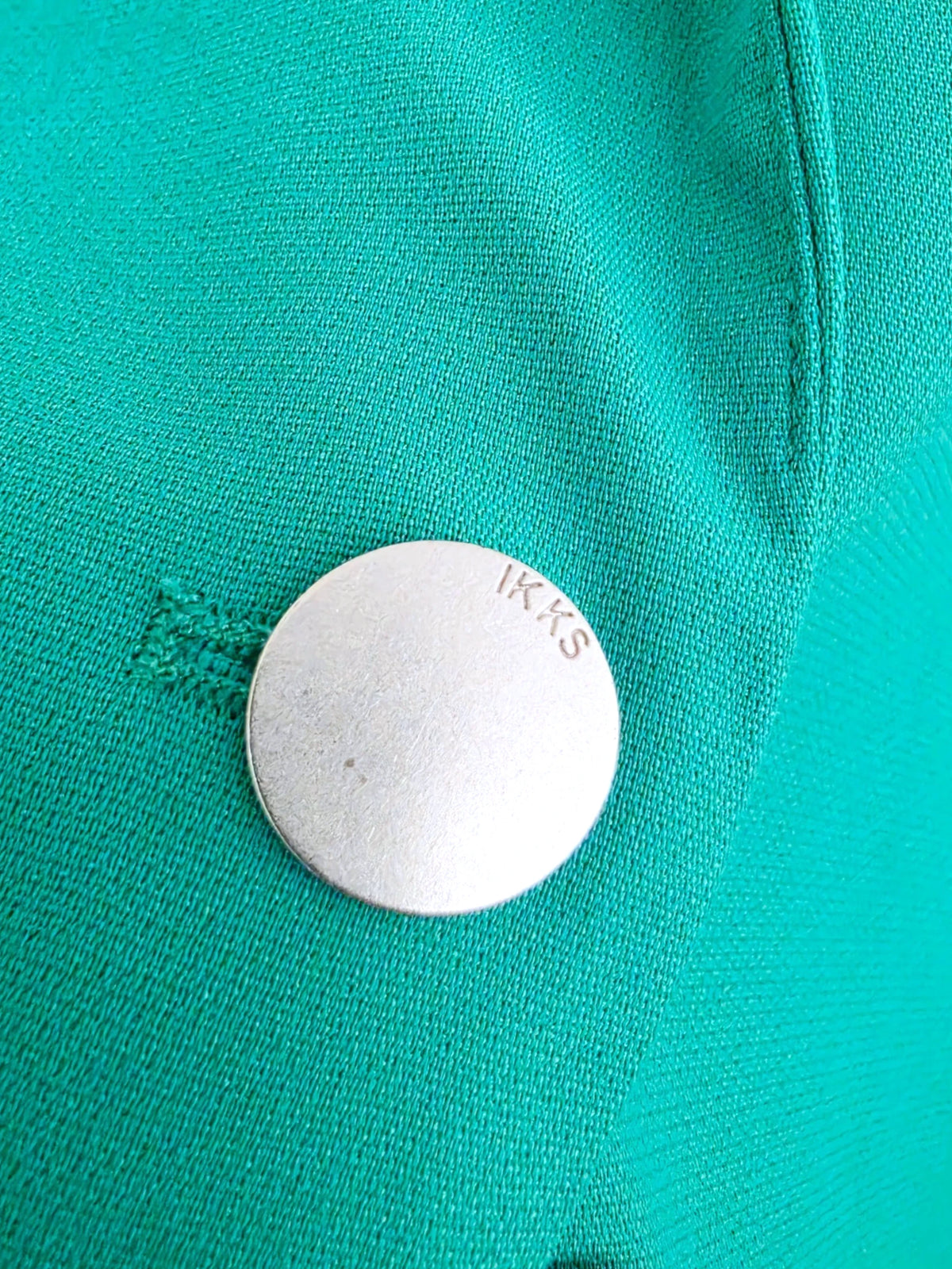 Veste cintrée verte avec pins éclair