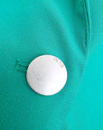 Veste cintrée verte avec pins éclair