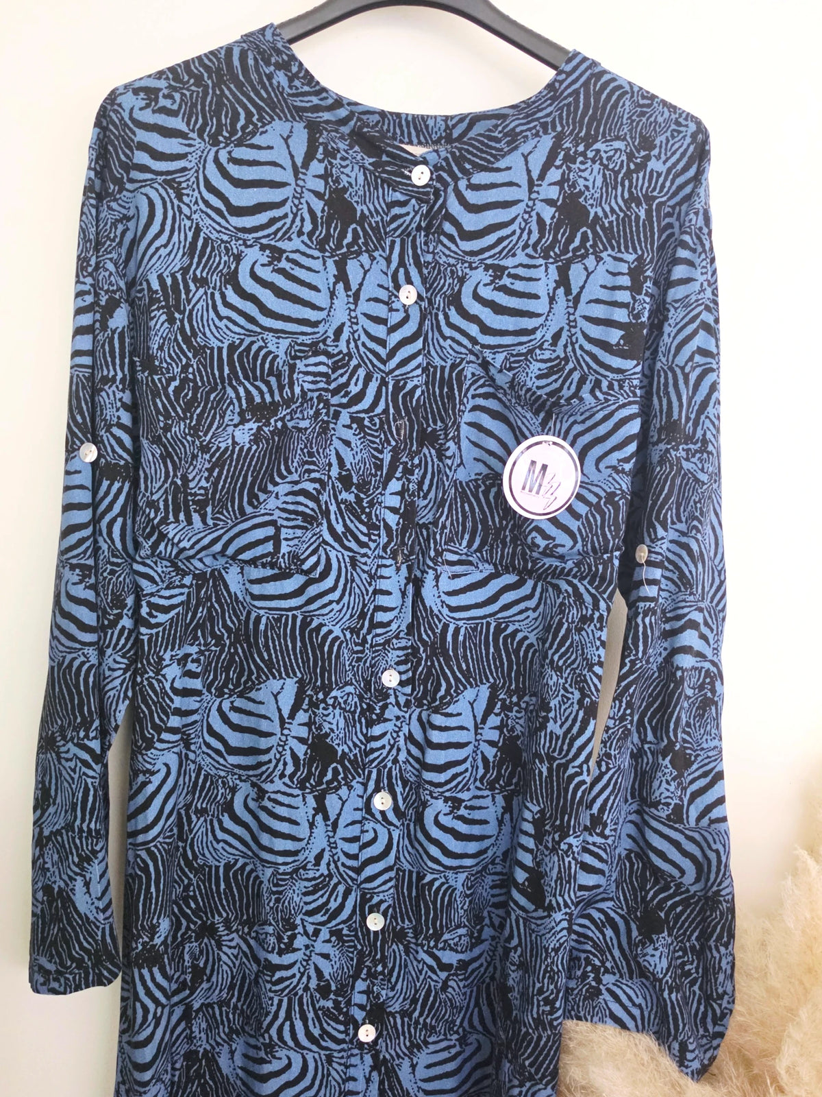 Robe longue bleue à imprimé noir