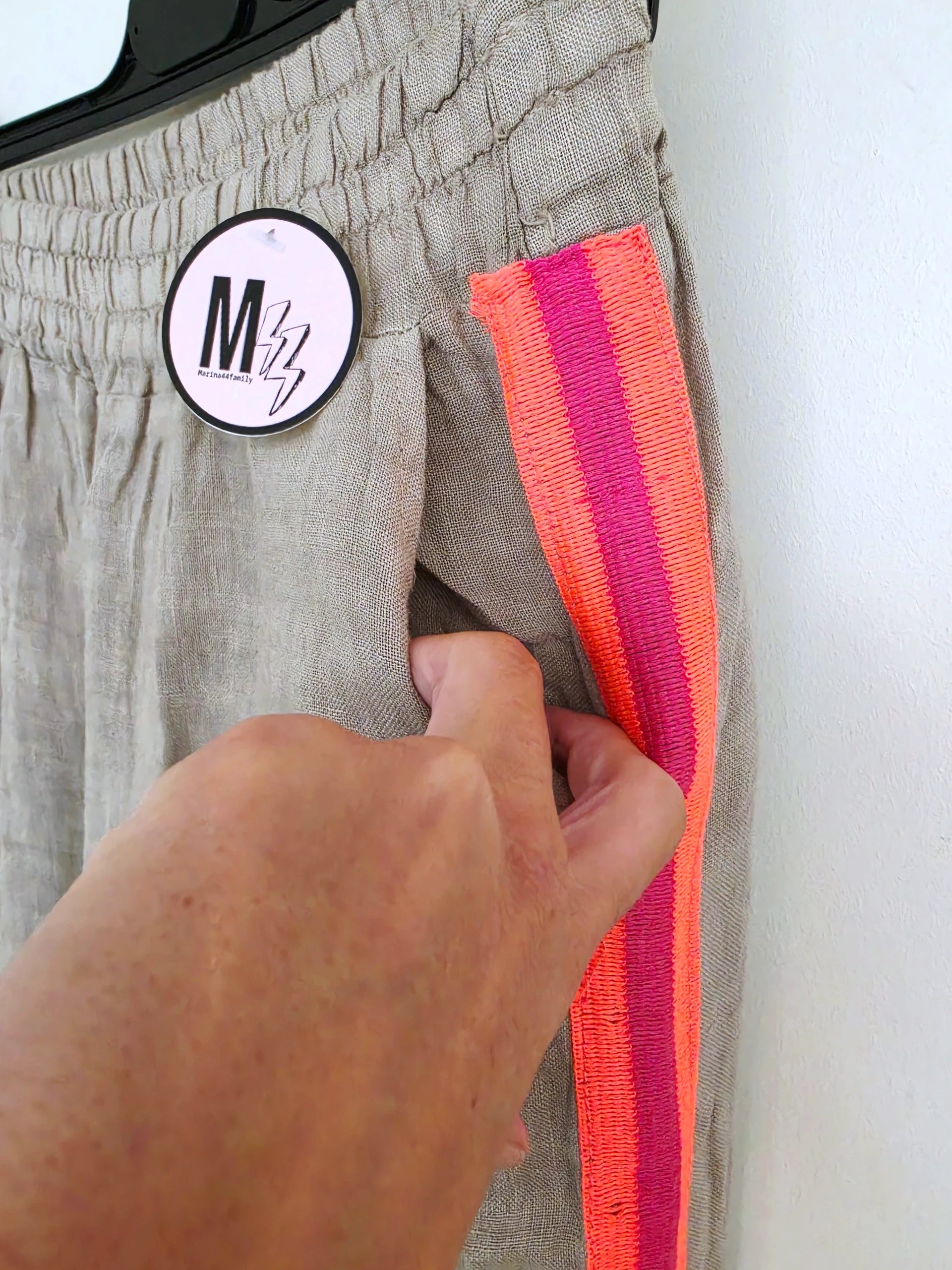 Pantalon taupe à bandes fluo