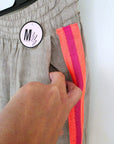 Pantalon taupe à bandes fluo