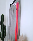 Pantalon taupe à bandes fluo