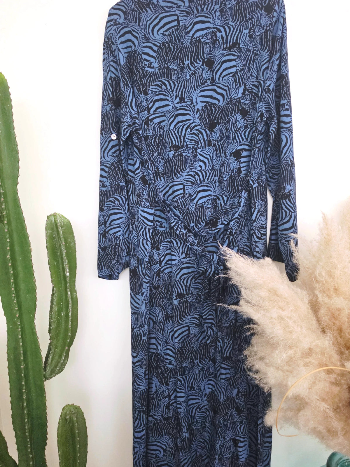 Robe longue bleue à imprimé noir