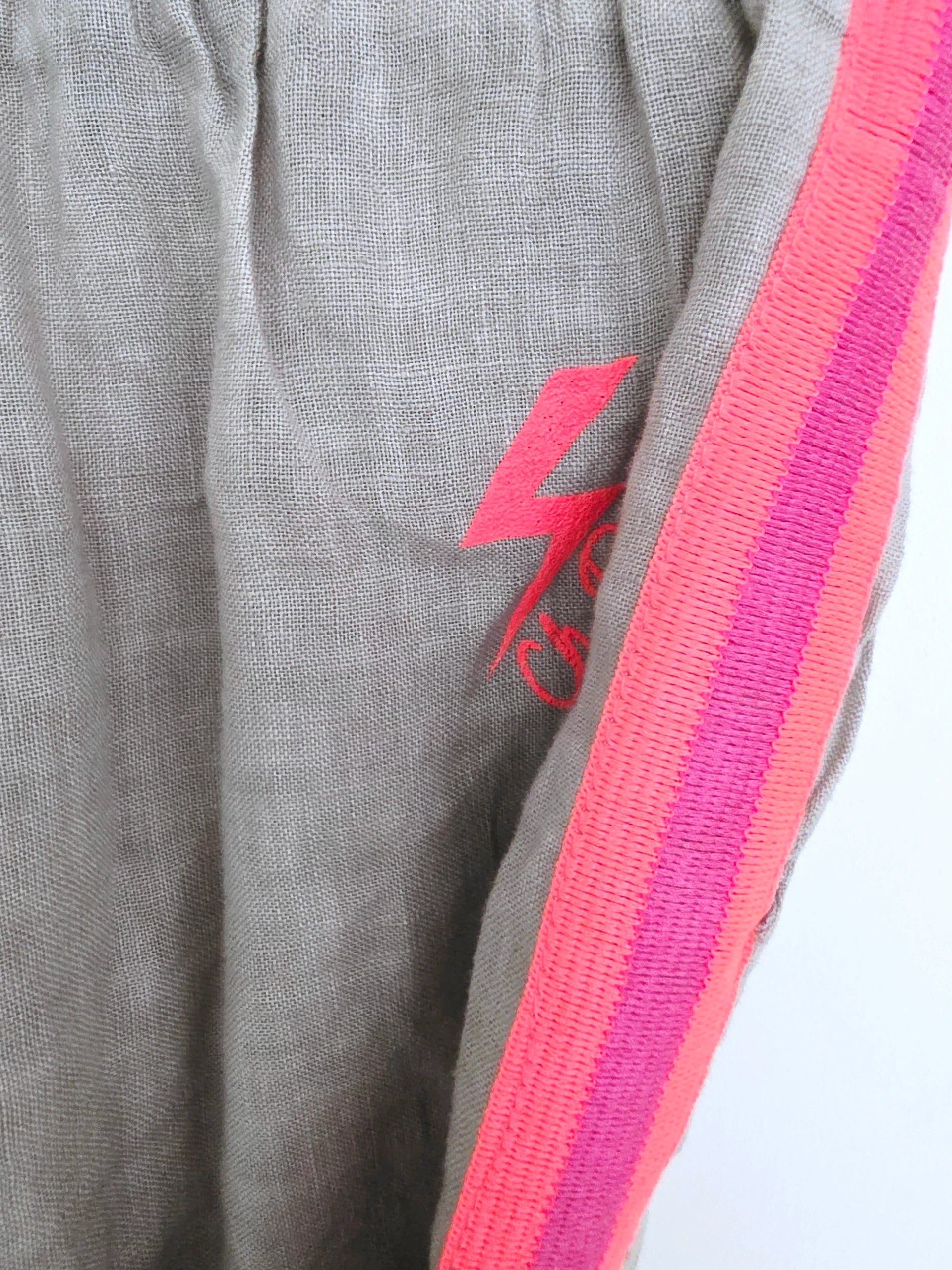 Pantalon taupe à bandes fluo