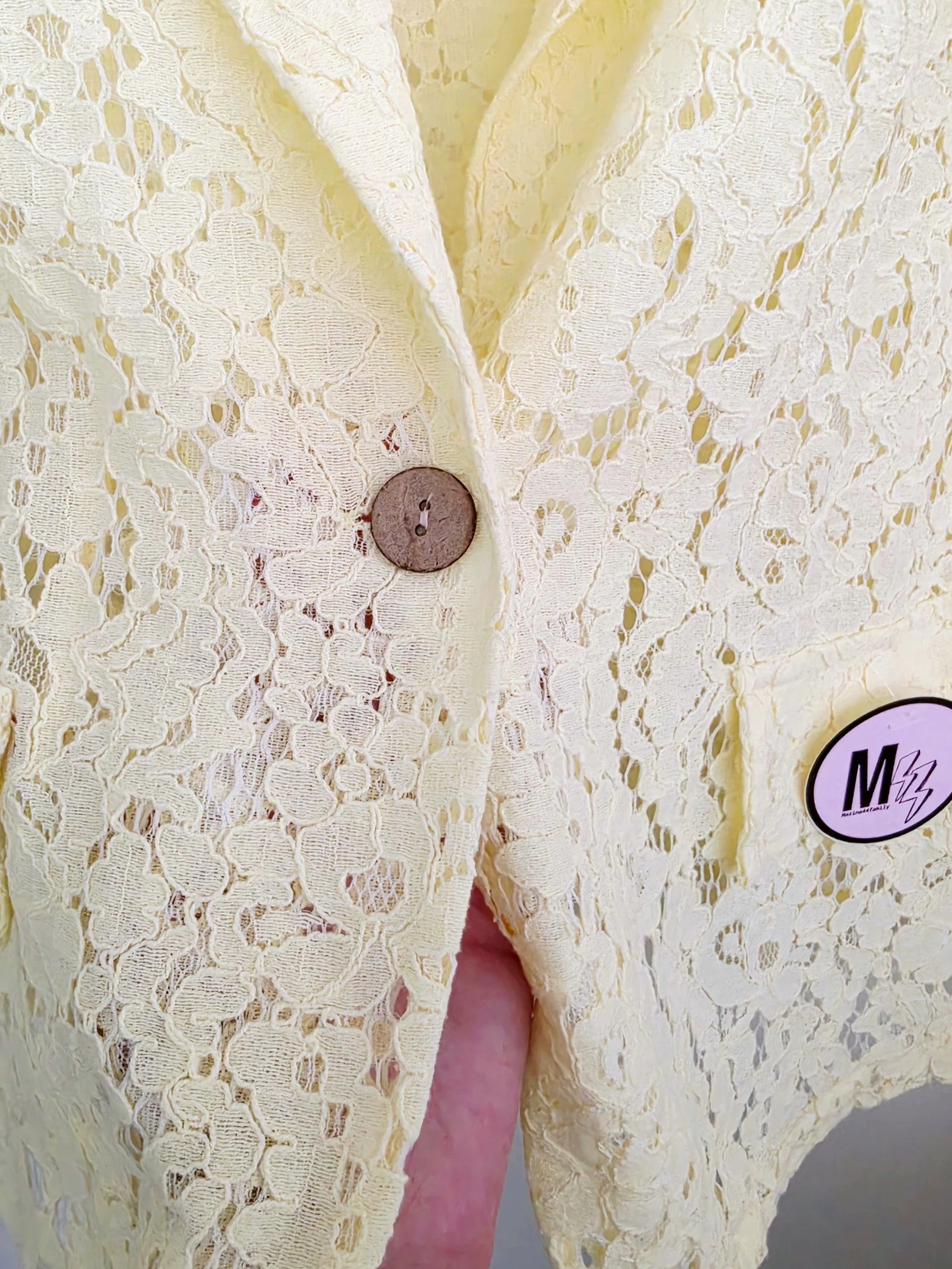 Veste jaune en dentelle
