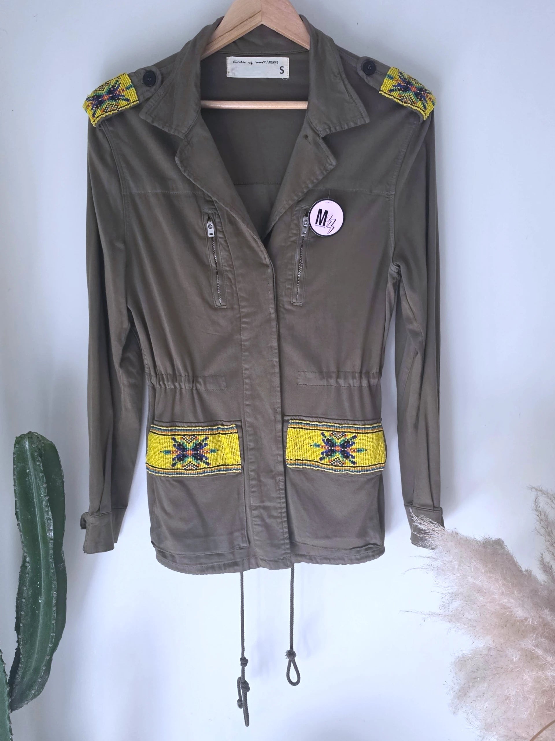 Saharienne kaki à perles jaunes