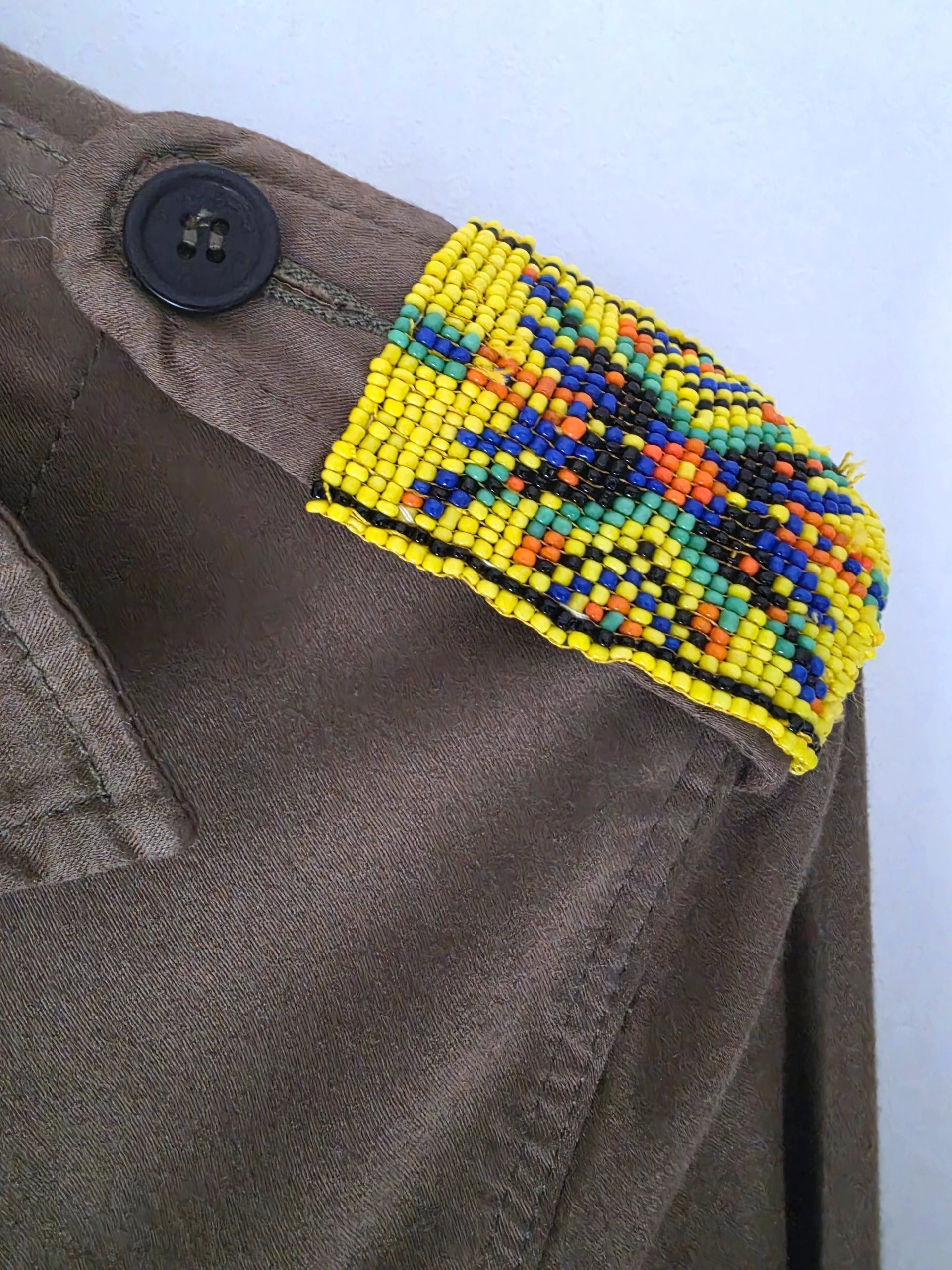 Saharienne kaki à perles jaunes
