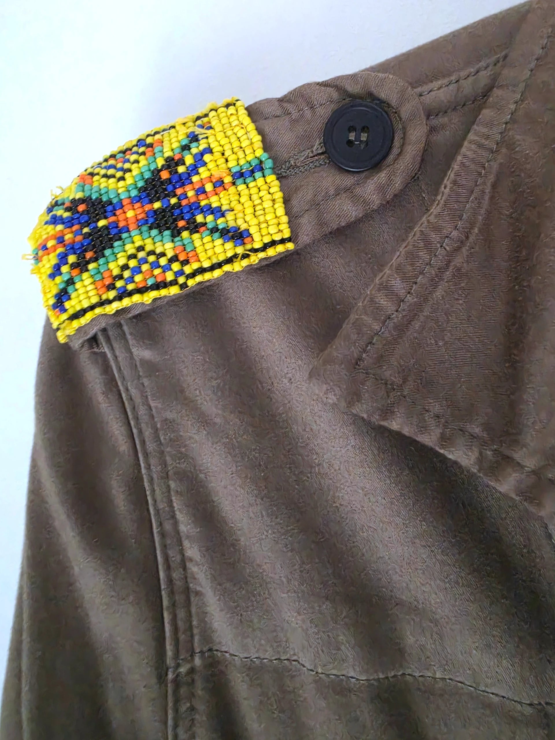 Saharienne kaki à perles jaunes