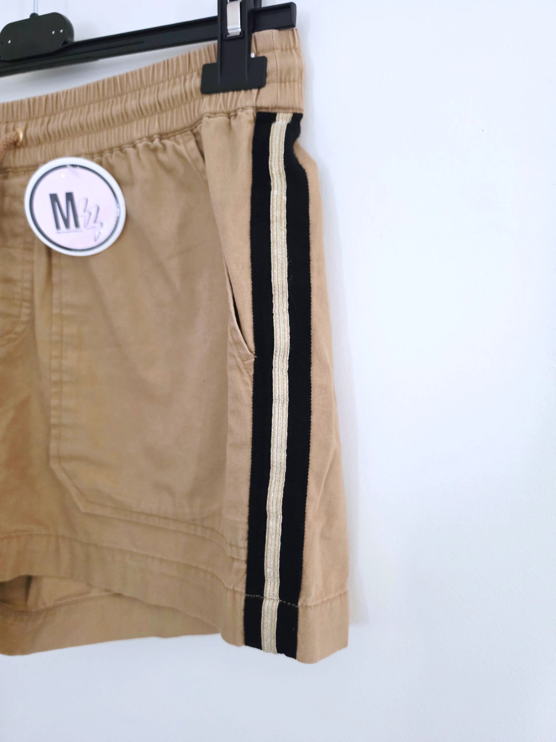 Short beige à bandes latérales