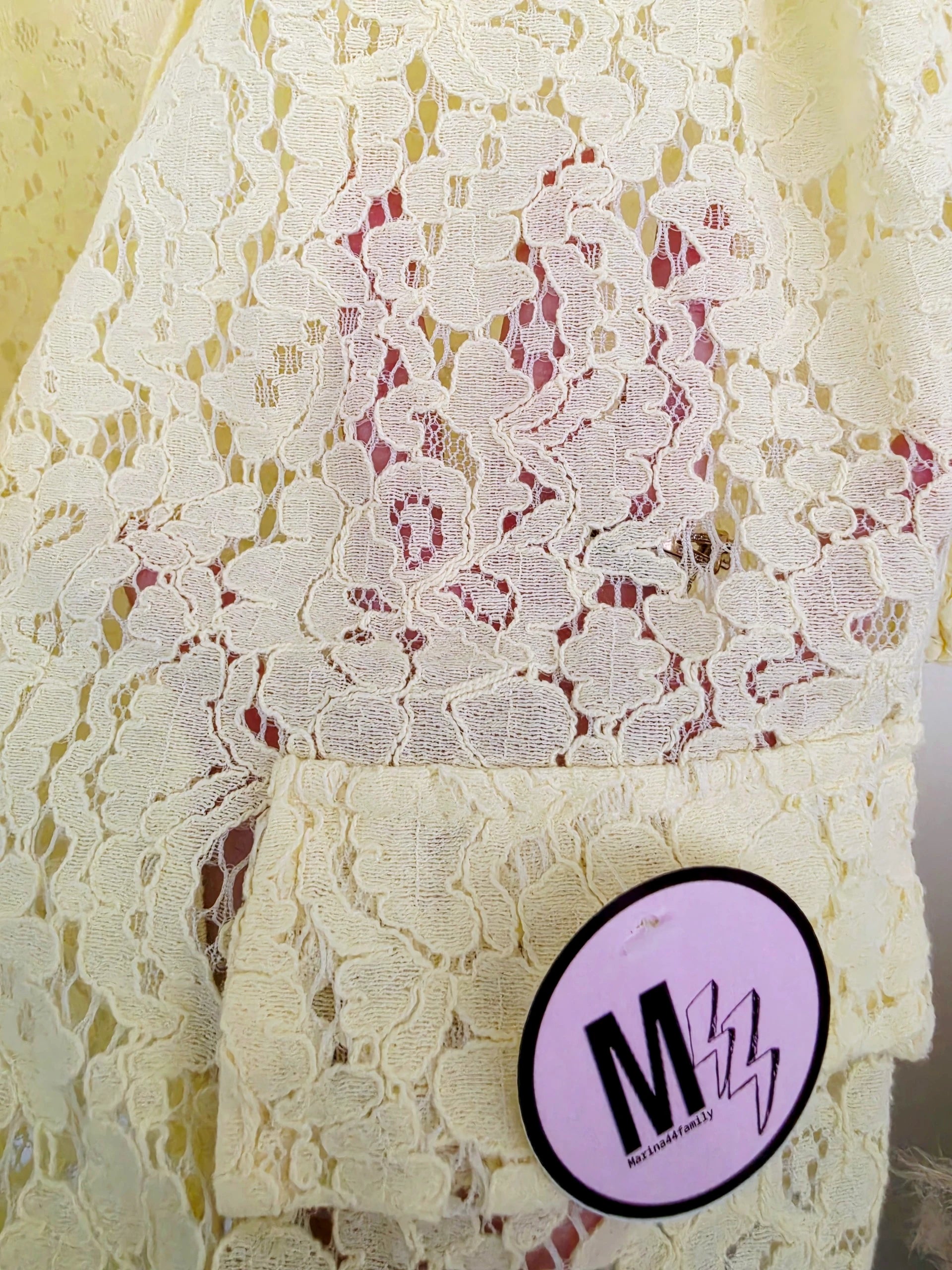 Veste jaune en dentelle